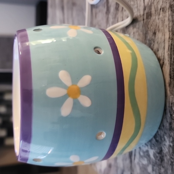 Scentsy Easter Egg Full Size wax warmer/ nightlight. Retired - Picture 8 of 16